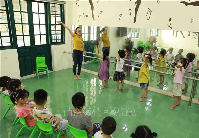 
Giờ học múa, hát của trẻ lớp mẫu giáo lớn, trường Mầm non Phù Linh A, xã Phù Linh. Ảnh minh họa: Vũ Sinh/TTXVN
