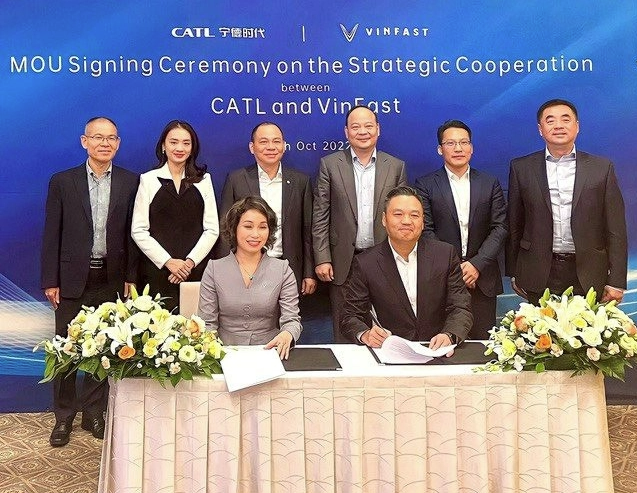 
Vào ngày 30/10 vừa qua, Contemporary Amperex Technology (CATL) đã chính thức ký kết biên bản ghi nhớ hợp tác chiến lược toàn cầu cùng VinFast - một “ngôi sao đang lên” của ngành công nghiệp ô tô điện trên thế giới
