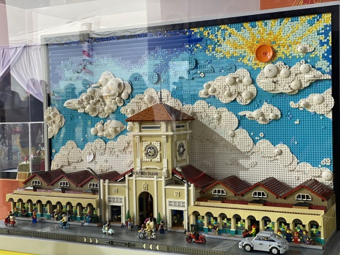 
Mô hình chợ Bến Thành lắp ghép bằng Lego
