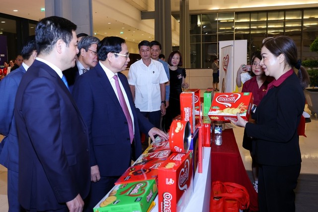 
Thủ tướng Phạm Minh Chính tham quan trưng bày sản phẩm đạt Thương hiệu quốc gia Việt Nam năm 2022 - Ảnh: VGP/Nhật Bắc
