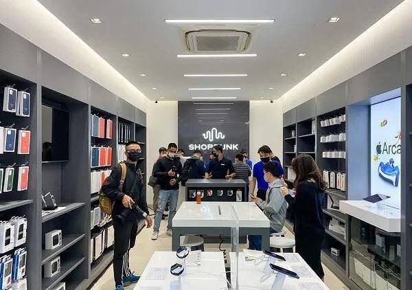 
ShopDunk - một trong những đại lý ủy quyền của gã khổng lồ công nghệ Mỹ Apple tại Việt Nam - trong thời gian qua cũng đang thực thi hàng loạt các chiến lược để tiến công vào những tỉnh lẻ
