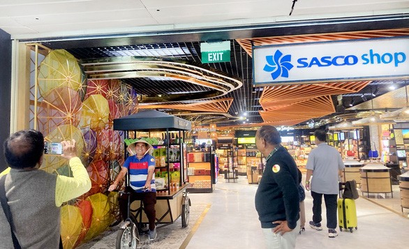
Theo đại diện Sasco, vào đầu năm nay, ngay khi du lịch đã có phần khởi sắc cũng là lúc doanh nghiệp quyết định khai trương khu mua sắm Sasco Shop lớn nhất ga đi quốc nội cùng với ga quốc tế
