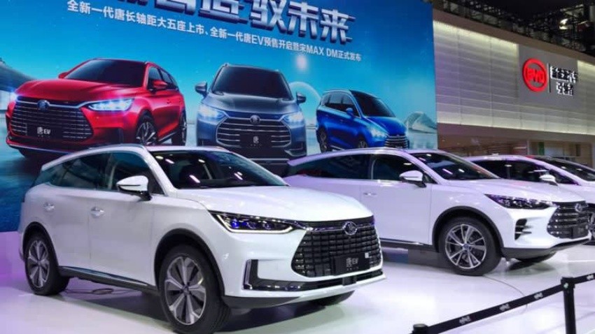 
Tờ South China Morning Post cũng dẫn tin từ nhà cung cấp nghiên cứu tài chính dự đoán rằng, vào năm 2025, cứ khoảng 6 chiếc xe điện được bán ra tại châu Âu sẽ có một chiếc được sản xuất bởi các nhà sản xuất xe điện Trung Quốc
