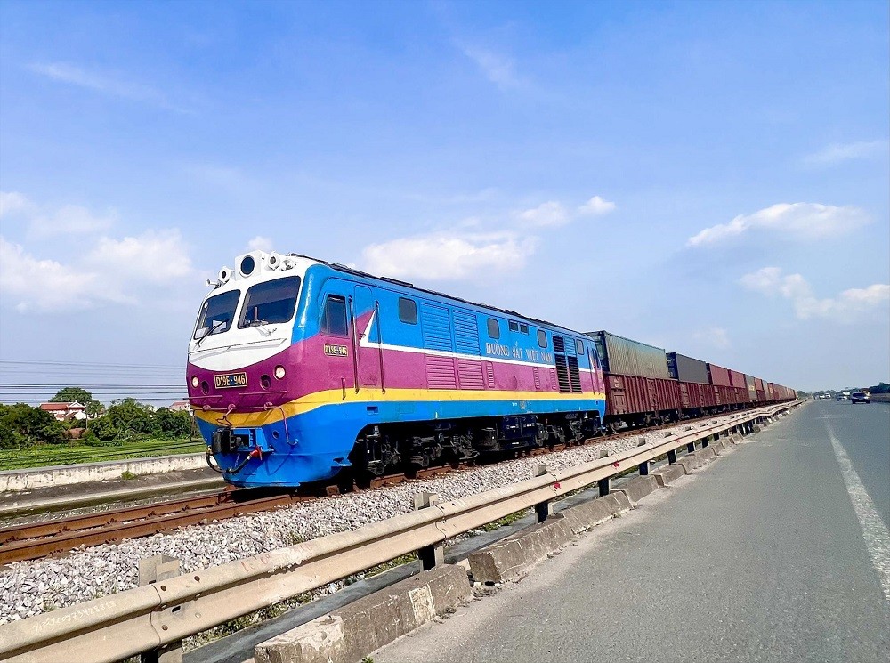 
Bộ Kế hoạch và Đầu tư, Bộ Giao thông Vận tải thống nhất nghiên cứu đường sắt tốc độ cao Bắc Nam vừa chở khách, vừa chở hàng.
