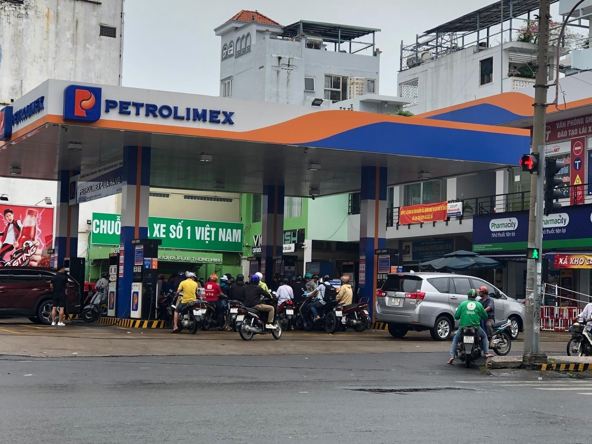 
Petrolimex sẽ tăng cường bán hàng tại 96 cửa hàng xăng dầu tại Hà Nội

