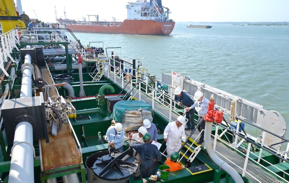 
Từ đầu năm đến nay, Bộ Tài chính đã có 2 lần điều chỉnh tăng chi phí&nbsp; đưa xăng dầu từ nước ngoài về cảng Việt Nam.
