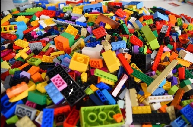 

Tập đoàn LEGO đã tiến hành khởi phát trong phân xưởng của Ole Kirk Christiansen (7/4/1891 – 11/3/1958), ông vốn dĩ là một thợ mốc đến từ Billund, Đan Mạch và đã bắt đầu làm các đồ chơi bằng gỗ từ năm 1932
