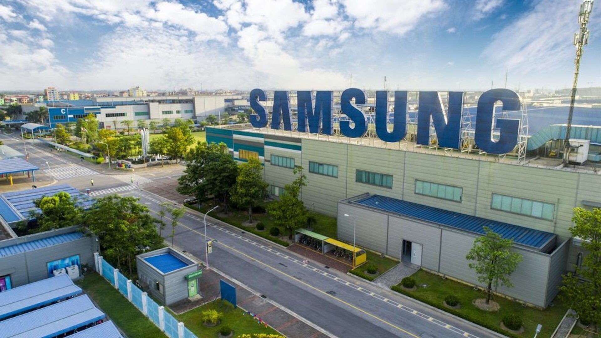 
Tính đến nay, có tổng cộng 250 doanh nghiệp Việt Nam đang là nhà cung cấp của Samsung bao gồm cả cấp 1 và cấp 2, trong đó có đến 52 doanh nghiệp là thuộc cấp 1
