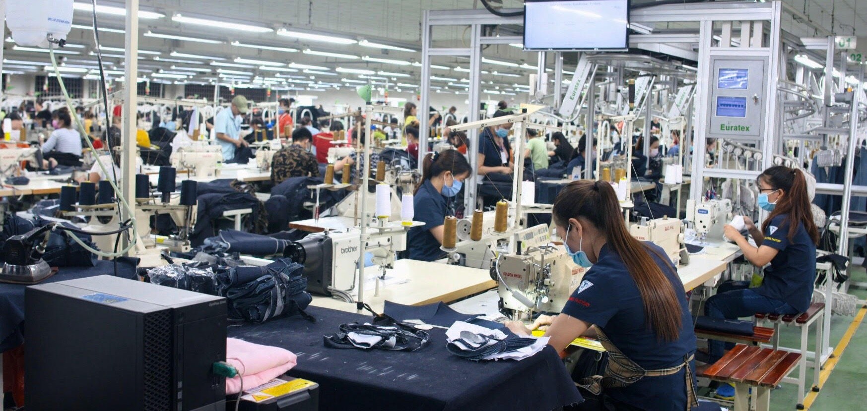 Hiện nay, từ sản xuất, xuất khẩu, bất động sản cho đến hàng không, du lịch, dịch vụ,... cũng đều đang chật vật hoạt động, chờ được khơi thông dòng vốn để có thể vượt qua giai đoạn khó khăn bủa vây