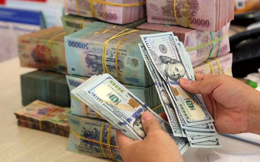 Lần đầu tiên trong năm 2022, Ngân hàng Nhà nước giảm giá bán USD.