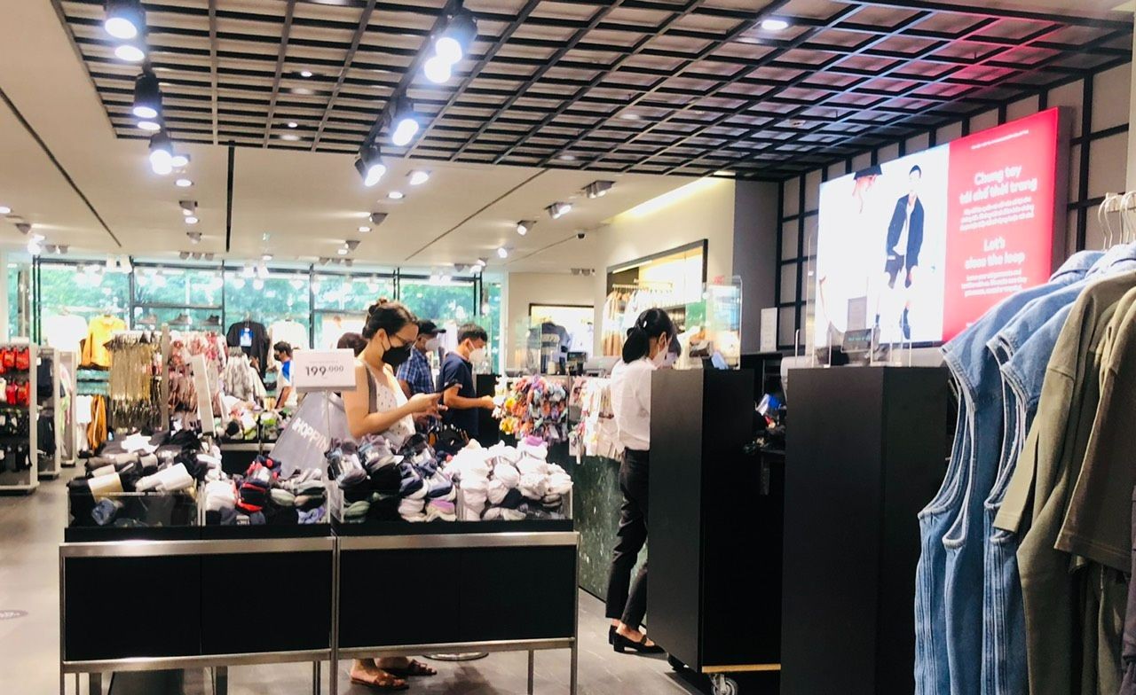 Nhiều cửa hàng phải tuyển thêm nhân viên để phục vụ lượng khách hàng lớn vào dịp 11/11 và dịp cuối năm nay