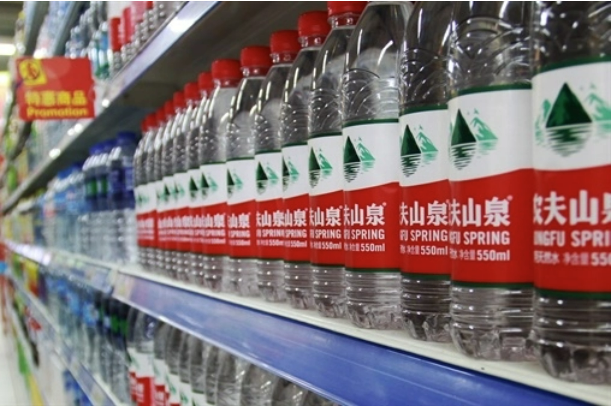 Điều đáng nói, chính nguồn nước đã trở thành động lực chính giúp cho vị doanh nhân này từng bước trở thành người giàu nhất Trung Quốc kể từ khi tiến hành IPO thành công vào tháng 9/2020 của Nongfu Spring