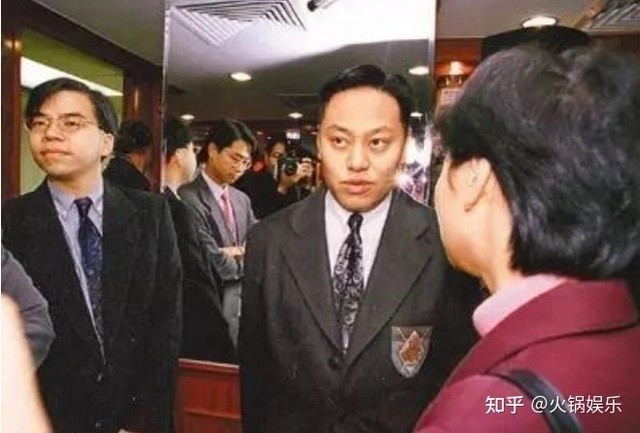 
Cũng nhờ đầu óc kinh doanh nhạy bén và lại có cơ hội được quen biết với tầng lớp siêu giàu nhờ sự giới thiệu của Lưu Loan Hùng, lúc mới 24 tuổi, La Triệu Huy đã thành lập công ty riêng
