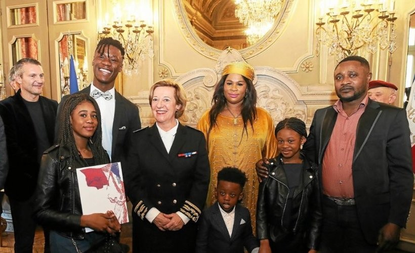 
Camavinga và gia đình trong lễ nhận quốc tịch Pháp
