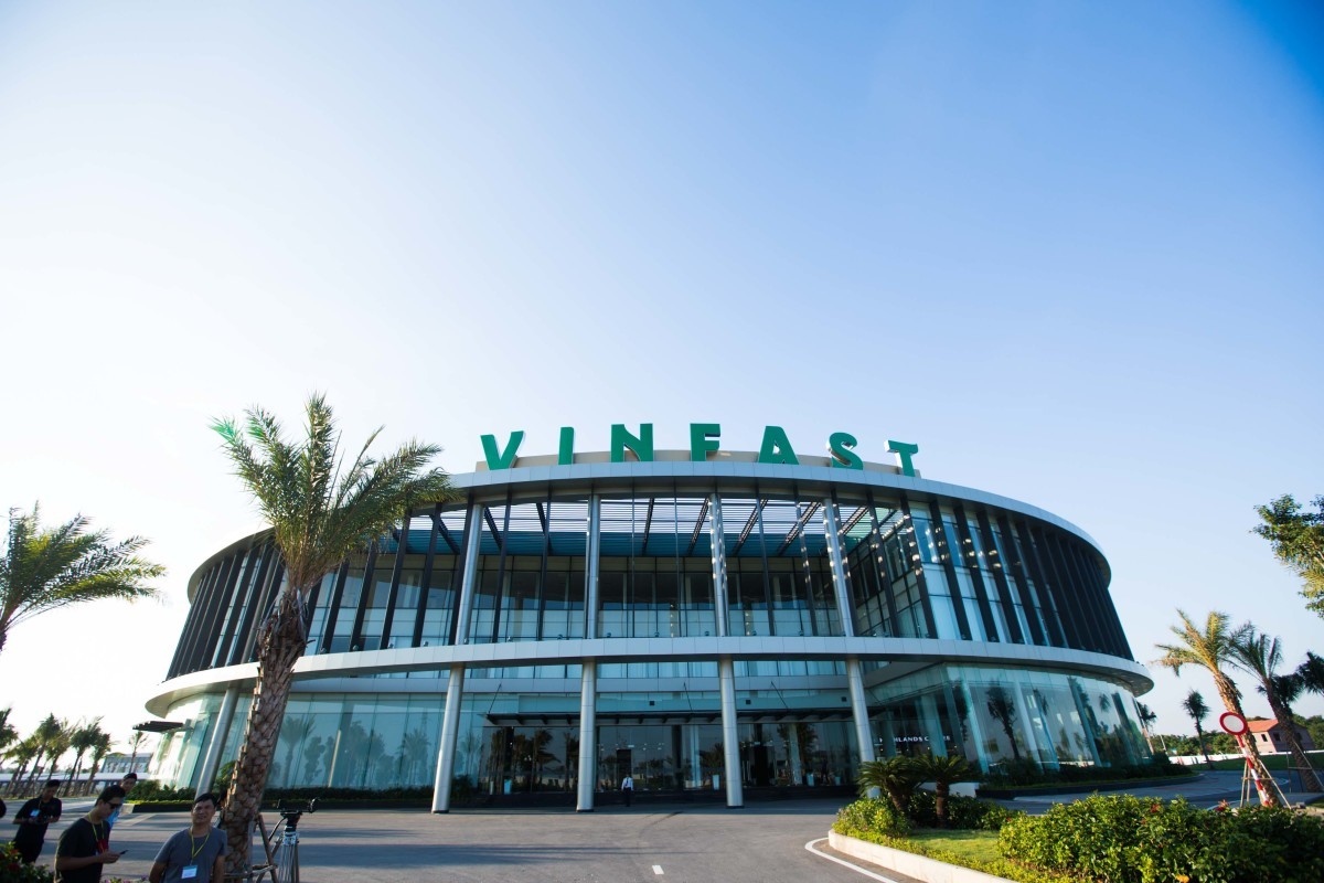 
Việc VinFast sản xuất xe xăng vào thời điểm ban đầu với mục đích khẳng định năng lực sản xuất của công ty cũng như giúp cho VinFast có thể hoàn thiện được quy trình sản xuất và kinh doanh và phát triển mạng lưới phân phối lớn hơn
