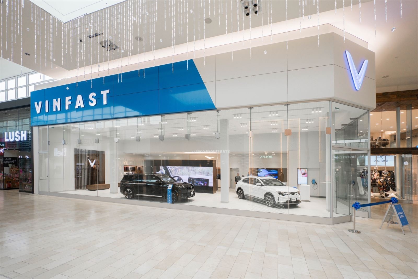 
Vào ngày 16/11/2022 vừa qua, VinFast chính thức khai trương VinFast Store đầu tiên của mình tại Trung tâm Thương mại Yorkdale, Toronto, Canada
