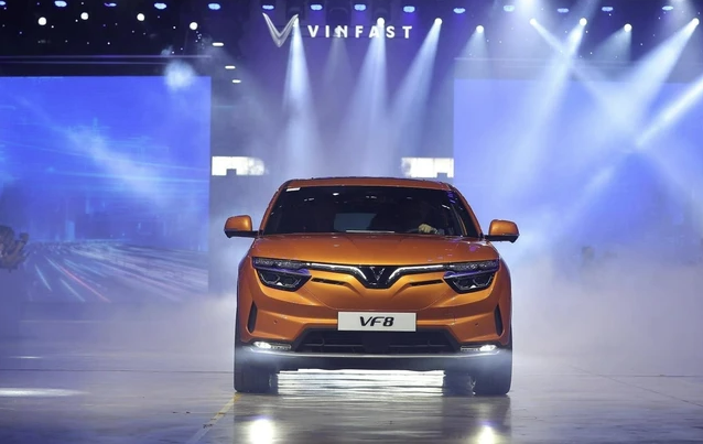 
VinFast đã tiến hành bàn giao 100 chiếc xe điện VF8 đầu tiên đến tay người dùng Việt vào tháng 9 vừa qua

