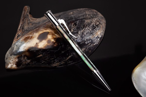 
Thời điểm hiện tại, những chiếc bút ngọc trai vô cùng tinh xảo được làm thủ công của Công ty TNHH BLUSaigon được bán với giá từ 1,2 triệu đến 20 triệu đồng/chiếc
