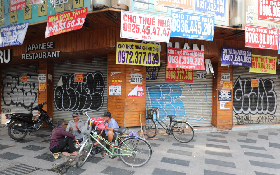 
Một loạt mặt bằng bán lẻ ở trung tâm quận 1, TP Hồ Chí Minh vẫn chưa được lấp đầy nhiều tháng nay
