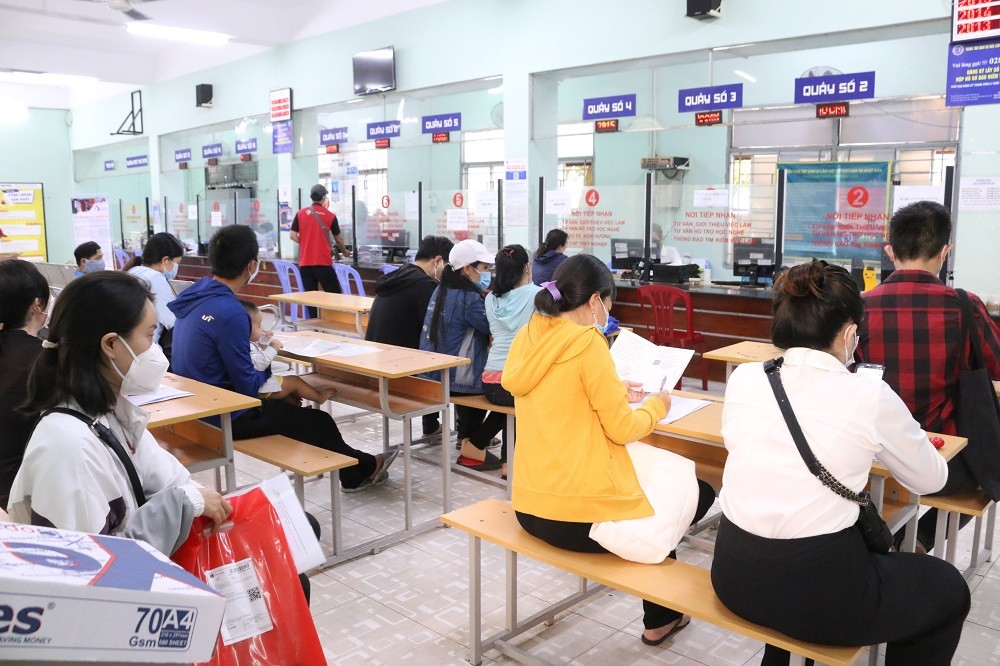 
Người lao động làm hồ sơ hưởng trợ cấp thất nghiệp tại Trung tâm dịch vụ việc làm TP Hồ Chí Minh.
