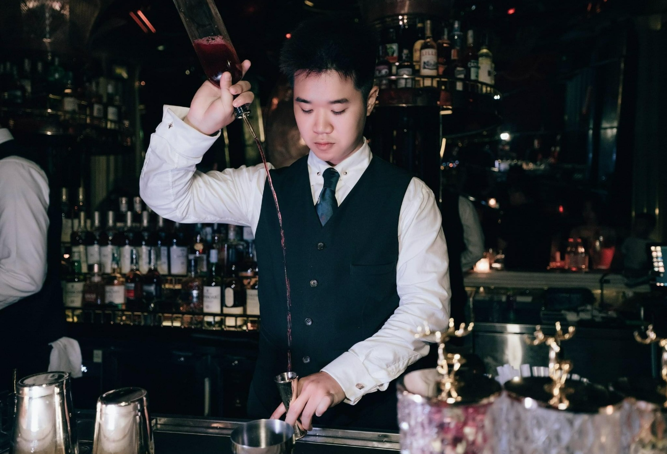 
Hầu hết những nhân viên từ bartender, chăm sóc khách hàng cho đến lễ tân đều phải tăng ca
