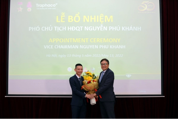 
Chủ tịch HĐQT Chung Ji Kwang tặng hoa chúc mừng Phó Chủ tịch HĐQT Nguyễn Phú Khánh. Ảnh: Traphaco
