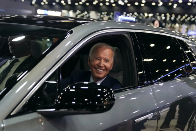 
Tổng thống Mỹ Joe Biden trong một lần quảng bá xe điện bằng cách lái một chiếc trong triển lãm ô tô Detroit tại Mỹ hồi tháng 9/2022. Ảnh: AFP
