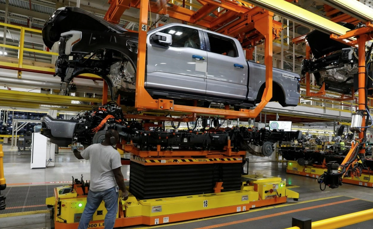 
Theo như dự báo của các “ông lớn” như General Motors, Ford Motor, doanh số xe điện sẽ tiếp tục tăng lên
