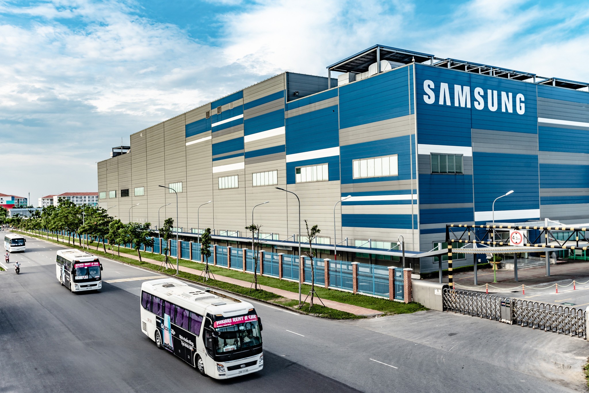 
Cho đến thời điểm hiện tại, Samsung vẫn luôn là nhà đầu tư nước ngoài lớn nhất ở Việt Nam với 5 nhà máy ở 3 tổ hợp công nghệ cao ở Bắc Ninh, Thái Nguyên, TP. Hồ Chí Minh
