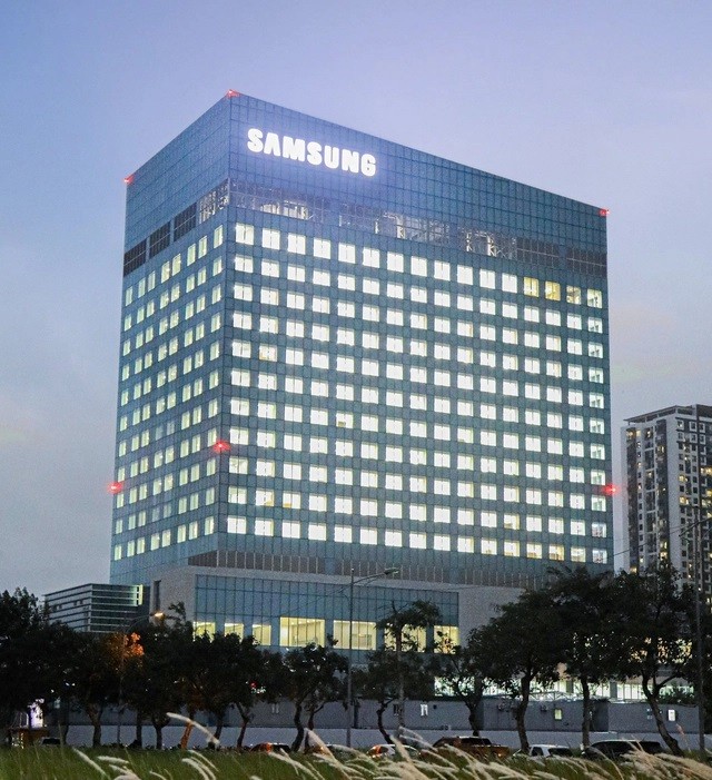 
Chỉ còn khoảng 1 tháng nữa để cho Samsung có thể hoàn thành được lời hứa với Chính phủ và Thủ tướng Chính phủ Việt Nam khi mà Trung tâm R&amp;D mới của tập đoàn này đang ở trên đường về đích đúng với tiến độ xây dựng

