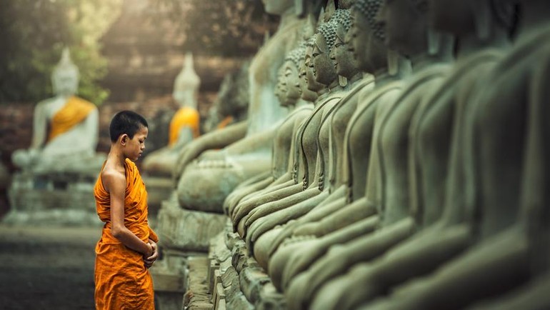 
Để có thể trợ duyên cho hạnh tinh tấn, nương tự vào tăng thân, nhờ đại chúng yểm trợ là một cách hay
