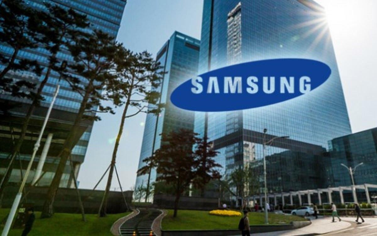 
Trong quý 2/2022, Samsung đã đạt được mức lợi nhuận cao nhất kể từ năm 2018 nhờ vào bán dẫn. Mặc dù vậy thì ít ai có thể biết rằng gần 50 năm trước quyết định sản xuất bán dẫn không hề được ủng hộ
