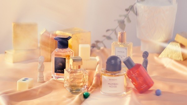 
Perfume thông thường được tồn bên trên ở dạng thể lỏng, được dùng làm tạo thành những hương thơm mùi hương tự do thoải mái và thoải mái và dễ chịu mang lại khung hình của nhân loại.
