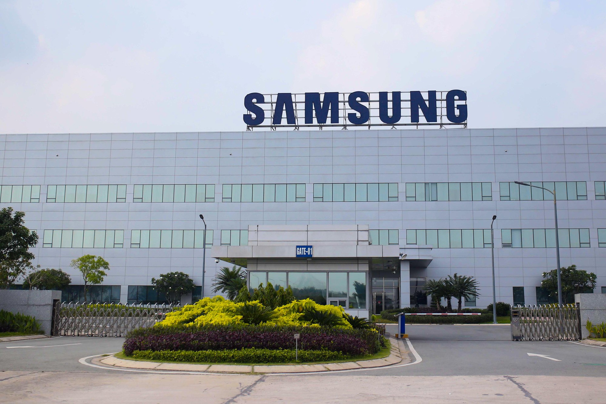 
Điều kiện kinh tế không mấy thuận lợi, tình trạng lạm phát, lãi suất tăng cao cùng với cuộc xung đột chính trị giữa Nga và Ukraine, ban lãnh đạo của Samsung đã phải điều chỉnh kế hoạch sản xuất năm 2022 từ 334 triệu sản phẩm xuống chỉ còn 270 triệu sản phẩm. Ảnh minh họa
