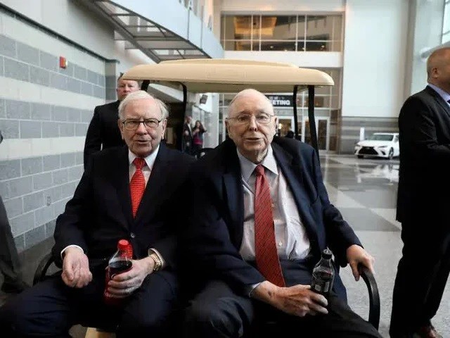 
Charlie Munger cùng với Buffett đã dành 70% thời gian không ngủ để đọc và đây là biểu hiện của sự hào phóng về tri thức
