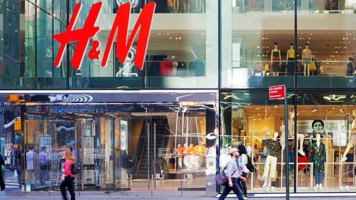 
Gần đây, H&amp;M - thương hiệu thời trang nổi tiếng toàn cầu đã xác nhận sẽ cắt giảm khoảng 1.500 nhân sự đẻ giảm chi phí và nâng cao hiệu quả
