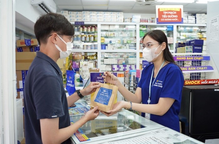 
FPT Long Châu trong năm 2022 đã phục vụ tổng cộng hơn 5 triệu khách hàng đến chuỗi nhà thuốc mua sắm mỗi tháng, hơn 2,5 triệu khách hàng mua sắm trên nền tảng trực tuyến mỗi tháng cùng với hơn 4,2 triệu khách hàng thân thiết
