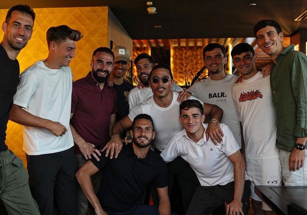 
Salt Bae chụp hình cùng các cầu thủ ĐT Tây Ban Nha.
