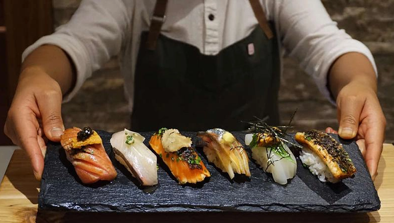 
Theo thông tin từ Bộ Nông nghiệp Nhật Bản, trong 8 năm qua số lượng nhà hàng Nhật tại nước ngoài đã tăng gấp 3 lần, đến năm 2021 đã là 159.000 quán
