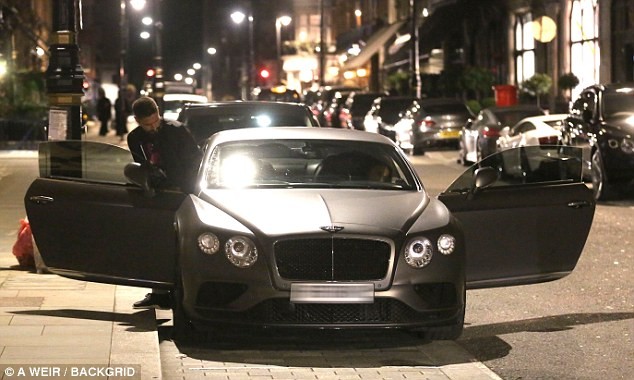 
Giroud cùng chiếc Bentley có giá hàng trăm triệu USD
