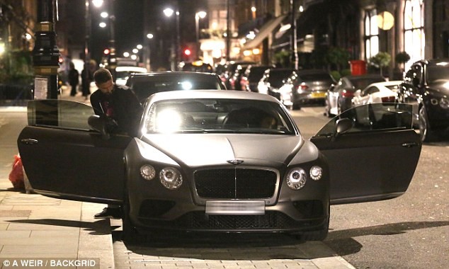 Giroud cùng chiếc Bentley có giá hàng trăm triệu USD