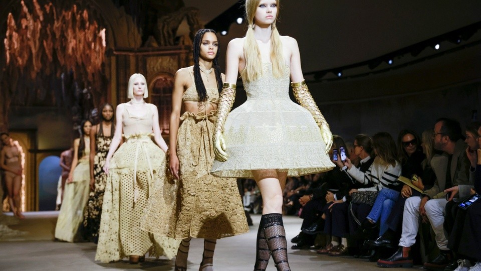 Tham vọng của ông Bernard Arnault cũng được thể hiện rõ qua các thương vụ thâu tóm của LVMH. Tập đoàn này cũng đã lần lượt mua lại Celine, Berluti, Kenzo, Guerlain, Marc Jacobs, Sephora, Emilio Pucci, Fendi, DKNY, Hublot, Tag Heuer,...