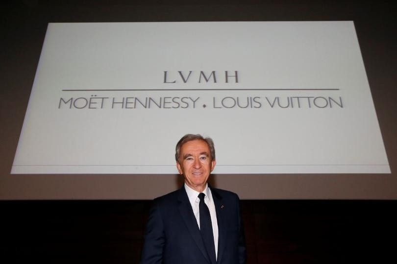 Ông Bernard Arnault sinh năm 1949 ở thị trấn Roubaix thuộc miền Bắc nước Pháp, ông cũng từng theo học ngành kỹ thuật ở Đại học Ecole Polytechnique trước khi quyết định về làm việc tại công ty xây dựng gia đình