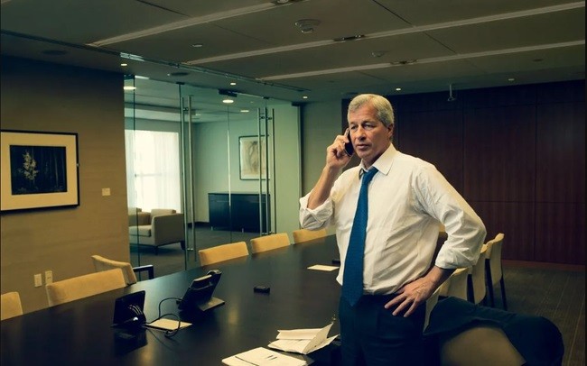Được biết, từng làm việc đến 80 giờ/tuần, Jamie Dimon đã bỗng chốc thành kẻ trắng tay, quyết không đầu hàng số phận, Jamie Dimon đã nộp đơn xin việc ở khắp nơi để theo đuổi lý tưởng của bản thân đến cùng