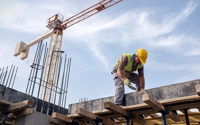 Theo ước tính của Công ty cổ phần Chứng khoán VNDIRECT, việc giải ngân vốn đầu tư công trong năm 2023 cũng sẽ tăng từ mức 20 - 25% so với giải ngân thực tế của năm 2022 nhờ vào nút thắt thiếu đá xây dựng, đất đá đã được giải quyết
