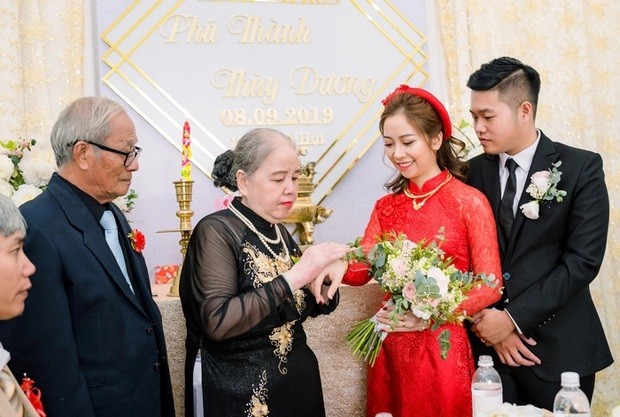 
Vợ chồng Thùy Dương trong lễ cưới
