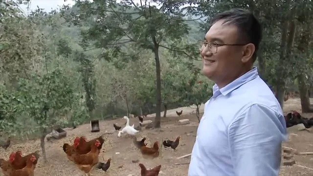 
Vào hồi tháng 3/2007, Ge Jinshan đã đi đến vùng nông thôn để khảo sát cũng như dùng bữa ở một nhà người dân địa phương. Cũng trong chuyến đi này, Ge Jinshan đã phát hiện ra trong nhà người dân có một loại gà đặc biệt, cân nặng lớn và lông đều màu đỏ
