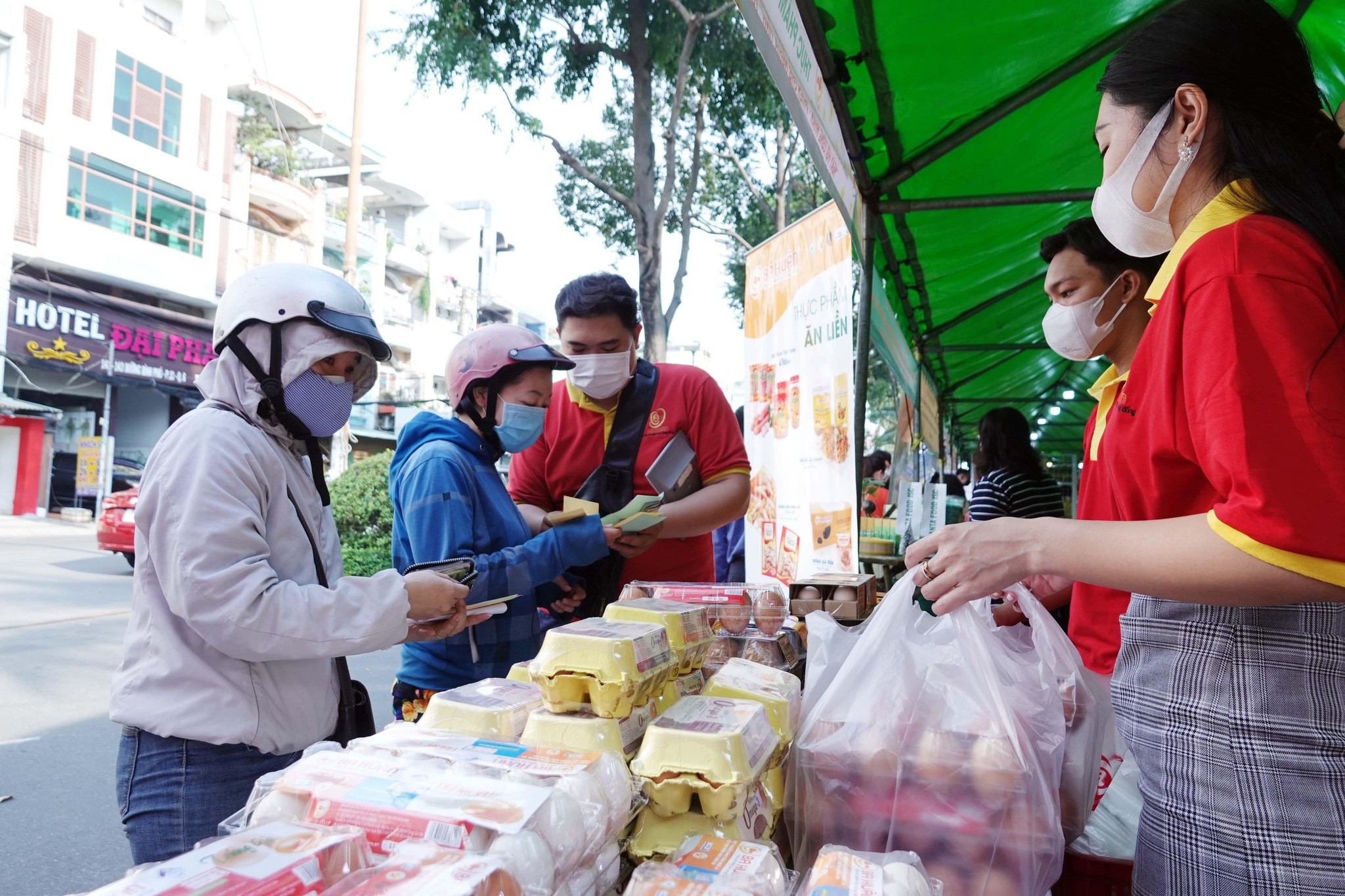 
Các tiểu thương năm nay không dám trữ nhiều hàng Tết
