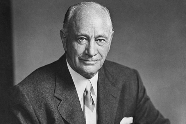 
Conrad Nicholson Hilton đã dùng 30.000 USD để có thể có được quyền sử dụng đất trong một năm và thiết lập nên mối quan hệ cho thuê - thuê giữa Demick và mình
