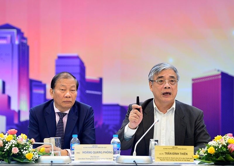 
PGS.TS Trần Đình Thiên, Nguyên Viện trưởng Viện Kinh tế Việt Nam (bên phải) phát biểu tại diễn đàn
